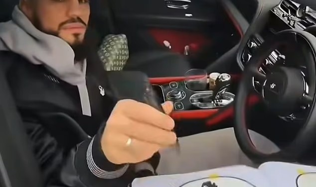 邮报：对于训练基地外倒卖签名者，曼联球员越来越感到不满