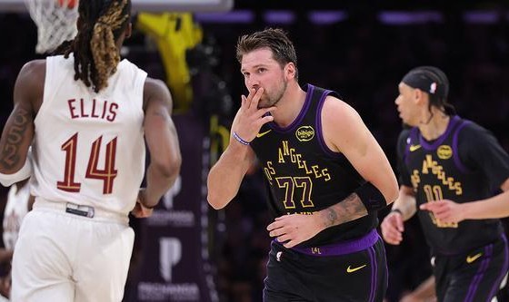 开云登录入口地址-东契奇复出42+12喜迎15000分里程碑 湖人主场轻取骑士