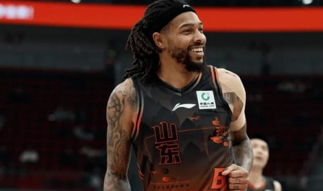 开云官方网站-山东输广州！全场狂铁，克里斯情绪失控，徐昕统治级发挥！