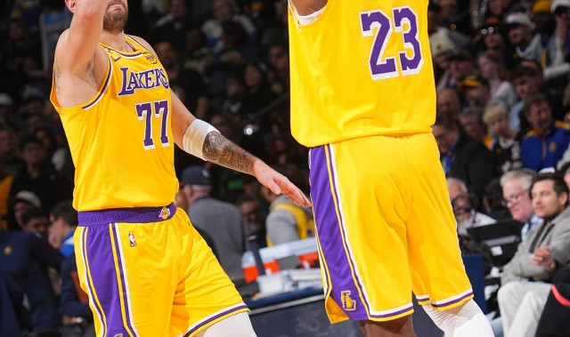 开云登录入口地址-詹姆斯：掘金首节的三分简直投疯了 下半场我们提升了防守强度